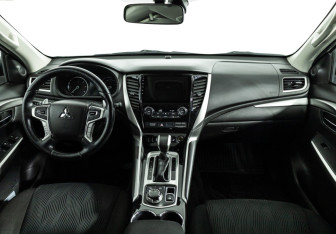 Подержанный автомобиль Mitsubishi Pajero Sport 2018 года (13 фото)
