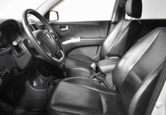 Подержанный автомобиль Kia Sportage 2007 года (10 фото)