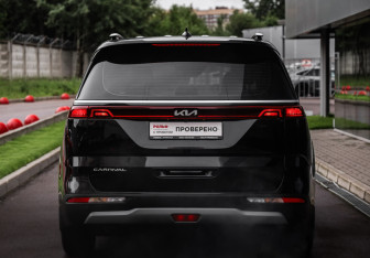 Подержанный автомобиль Kia Carnival 2021 года (7 фото)