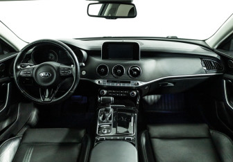 Подержанный автомобиль Kia Stinger 2019 года (13 фото)