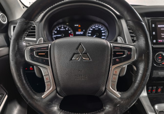 Подержанный автомобиль Mitsubishi Pajero Sport 2017 года (18 фото)