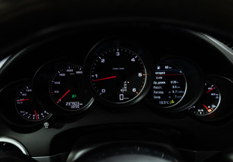 Подержанный автомобиль Porsche Cayenne 2015 года (12 фото)