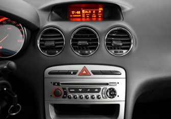 Подержанный автомобиль Peugeot 308 Hatchback 2012 года (15 фото)