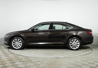 Подержанный автомобиль Skoda Superb Liftback 2017 года (8 фото)