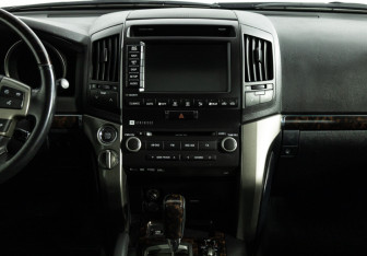 Подержанный автомобиль Toyota Land Cruiser Suv 2011 года (14 фото)