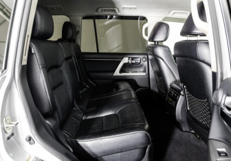 Подержанный автомобиль Toyota Land Cruiser Suv 2012 года (24 фото)