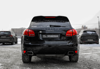 Подержанный автомобиль Porsche Cayenne 2010 года (9 фото)