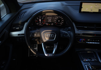 Подержанный автомобиль Audi Q7 2017 года (12 фото)