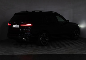 Подержанный автомобиль BMW X7 2021 года (38 фото)