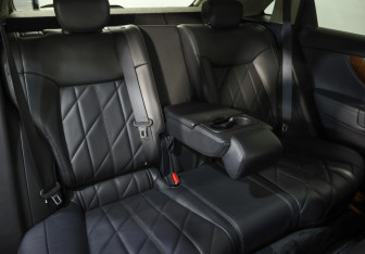 Подержанный автомобиль Infiniti QX70 2016 года (27 фото)