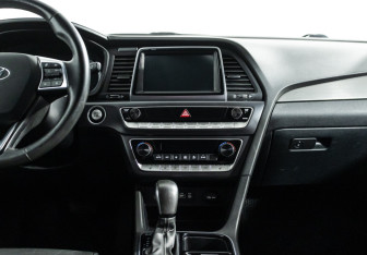 Подержанный автомобиль Hyundai Sonata 2018 года (14 фото)