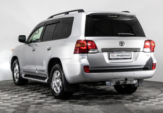 Подержанный автомобиль Toyota Land Cruiser Suv 2012 года (8 фото)