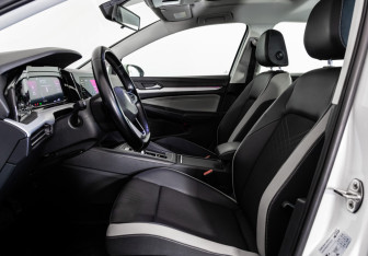 Подержанный автомобиль Volkswagen Golf Hatchback 2020 года (22 фото)