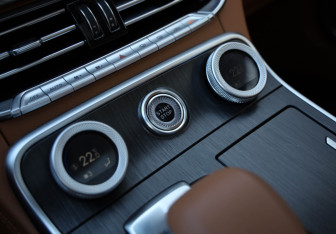 Подержанный автомобиль Hongqi H9 2024 года (14 фото)