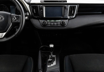 Подержанный автомобиль Toyota RAV4 2016 года (14 фото)
