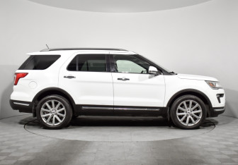 Подержанный автомобиль Ford Explorer 2018 года (4 фото)