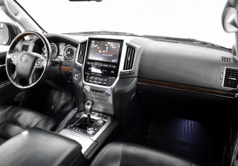 Подержанный автомобиль Toyota Land Cruiser Suv 2015 года (10 фото)