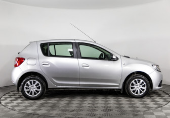 Подержанный автомобиль Renault Sandero 2014 года (5 фото)
