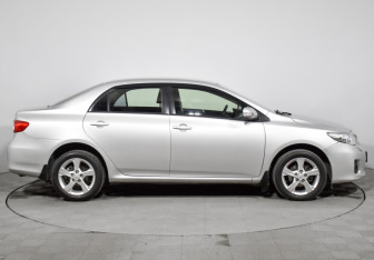 Подержанный автомобиль Toyota Corolla Sedan 2012 года (4 фото)