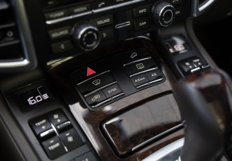 Подержанный автомобиль Porsche Cayenne 2015 года (17 фото)