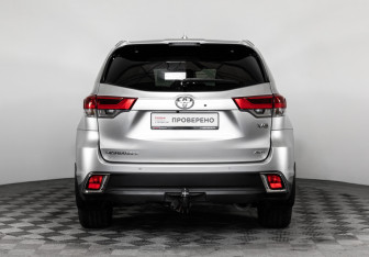 Подержанный автомобиль Toyota Highlander 2019 года (6 фото)