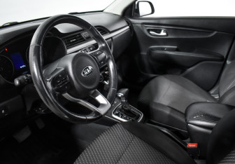 Подержанный автомобиль Kia Rio Sedan 2018 года (9 фото)