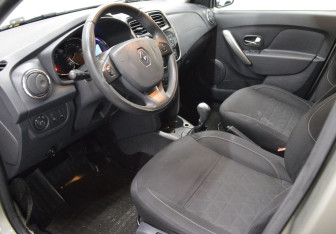 Подержанный автомобиль Renault Sandero 2015 года (10 фото)