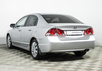 Подержанный автомобиль Honda Civic Sedan 2008 года (7 фото)