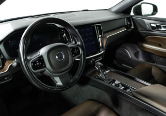 Подержанный автомобиль Volvo V60 Cross Country 2021 года (11 фото)