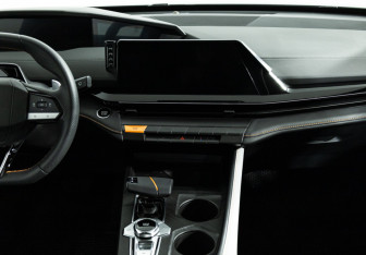 Подержанный автомобиль Changan UNI-V 2023 года (14 фото)