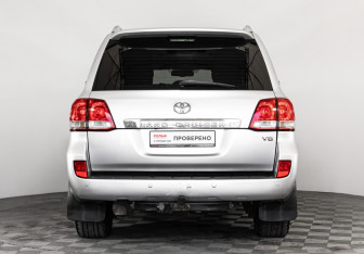 Подержанный автомобиль Toyota Land Cruiser Suv 2011 года (6 фото)