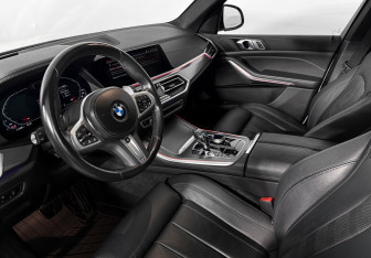 Подержанный автомобиль BMW X5 2021 года (9 фото)