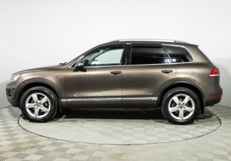 Подержанный автомобиль Volkswagen Touareg 2012 года (8 фото)