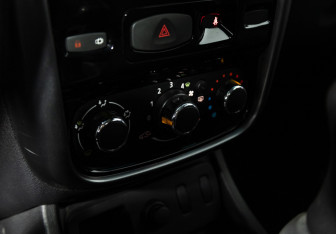 Подержанный автомобиль Renault Duster 2013 года (15 фото)