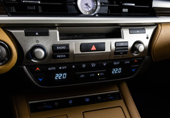 Подержанный автомобиль Lexus ES 2016 года (17 фото)