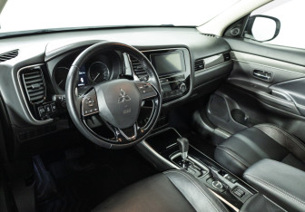 Подержанный автомобиль Mitsubishi Outlander 2019 года (11 фото)