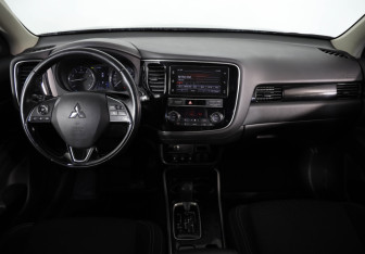 Подержанный автомобиль Mitsubishi Outlander 2019 года (9 фото)