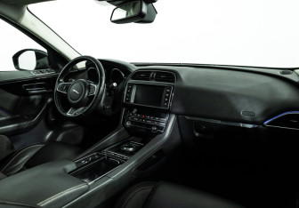 Подержанный автомобиль Jaguar F-Pace 2018 года (9 фото)