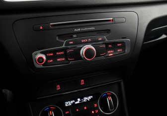 Подержанный автомобиль Audi Q3 2015 года (16 фото)