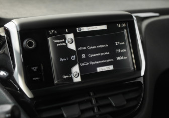 Подержанный автомобиль Peugeot 208 2013 года (13 фото)
