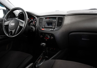 Подержанный автомобиль Kia Rio Sedan 2010 года (9 фото)