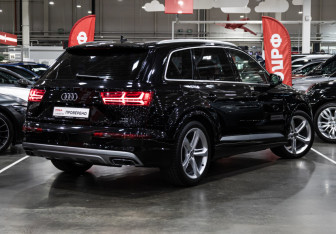 Подержанный автомобиль Audi Q7 2017 года (7 фото)