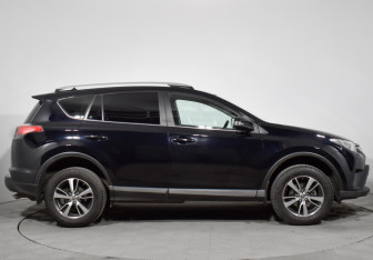 Подержанный автомобиль Toyota RAV4 2017 года (5 фото)