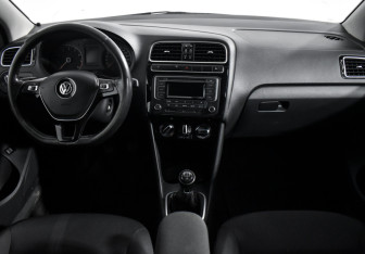 Подержанный автомобиль Volkswagen Polo Sedan 2017 года (14 фото)