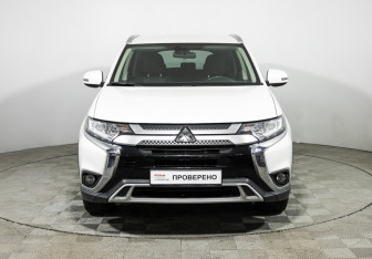 Подержанный автомобиль Mitsubishi Outlander 2019 года (2 фото)
