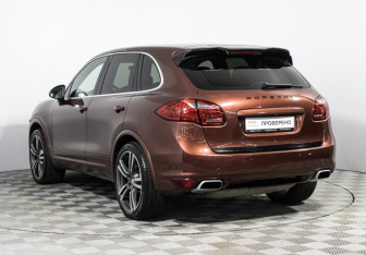 Подержанный автомобиль Porsche Cayenne 2011 года (7 фото)