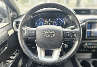 Подержанный автомобиль Toyota Hilux 2016 года (15 фото)