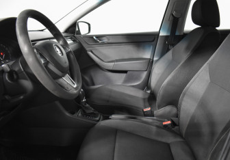 Подержанный автомобиль Skoda Rapid Liftback 2014 года (10 фото)