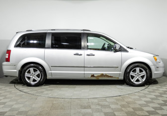 Подержанный автомобиль Chrysler Voyager 2008 года (4 фото)