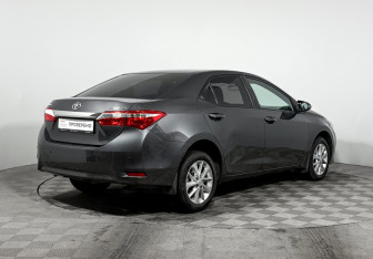 Подержанный автомобиль Toyota Corolla Sedan 2015 года (5 фото)